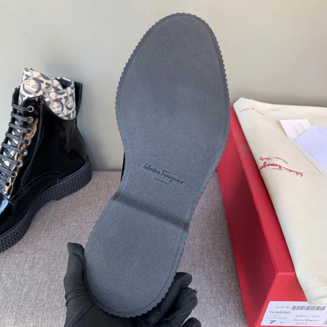 [Ferragamo] Top P: 1000💰 Number of yards: 39~44 (38.45 custom-made, non-returnable) Ferragamo winter series, original 1:1 development, casual men's short boots. Made with heavy investment, shoes and boots are made of imported cowhide + imported Ferragamo special fabric. Black cowhide lining that is not easily deformed. Wear-resistant rubber outsole, black cowhide, black open edge beads, black frosted, brown suede. Factory craftsmanship, perfect products are only prepared for you who know taste! Any comparison is welcome!